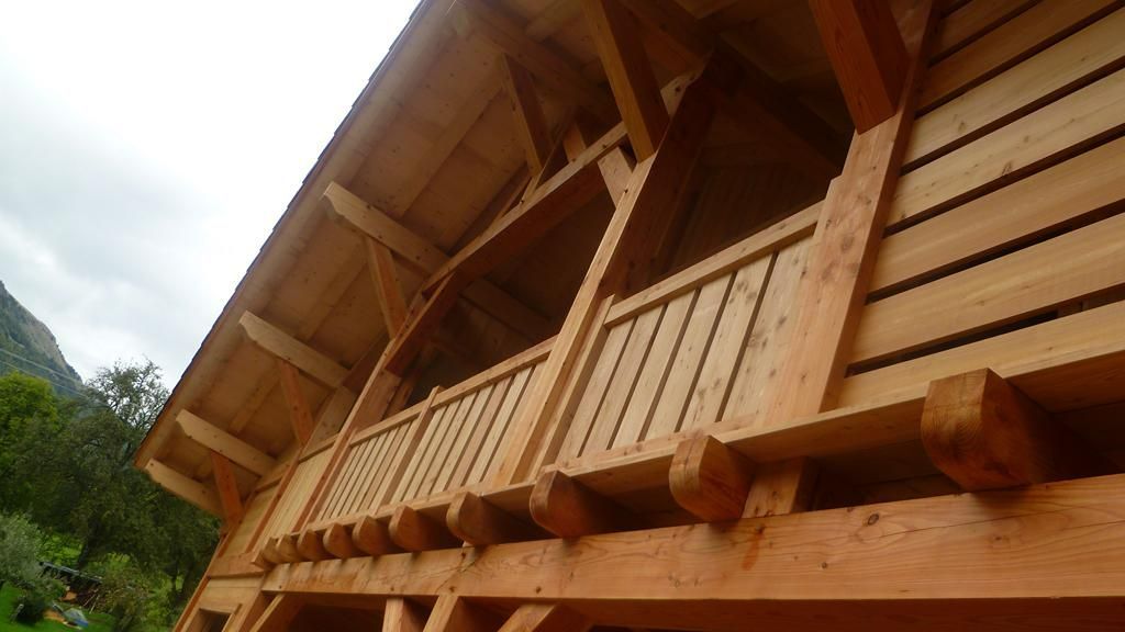 Gros plan sur un élément du chalet en bois.
