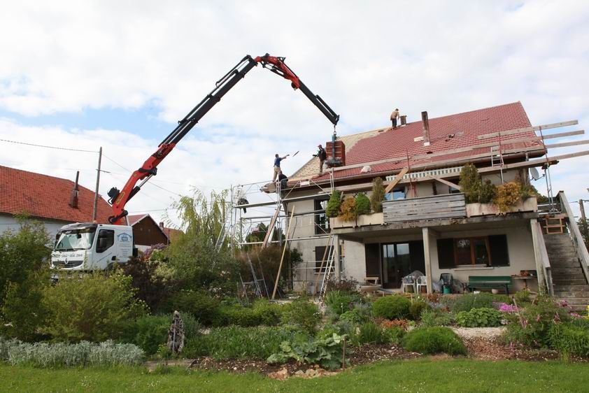 Couverture en zinc sur une maison individuelle.