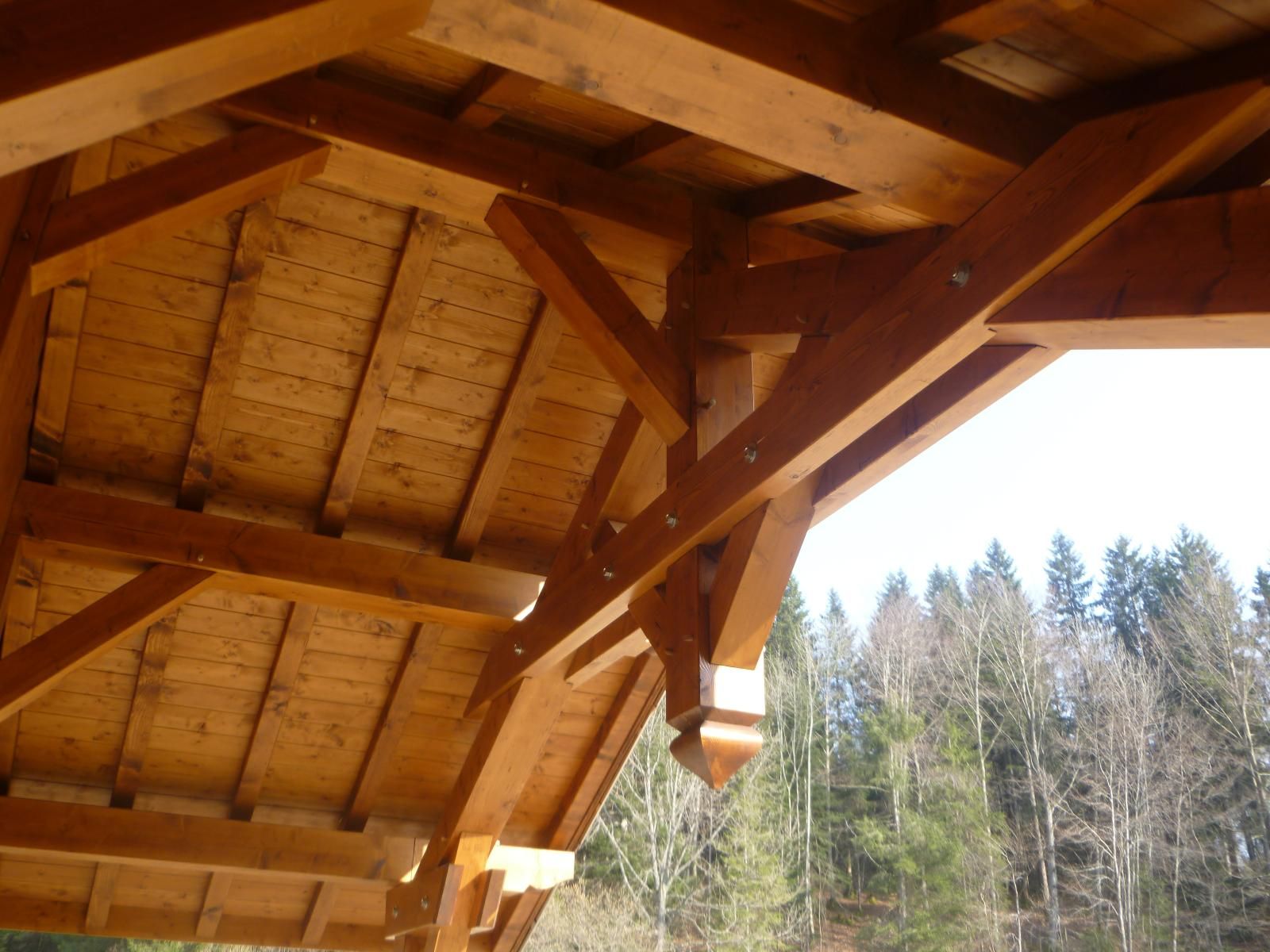 Gros plan sur un détail de la charpente en bois.