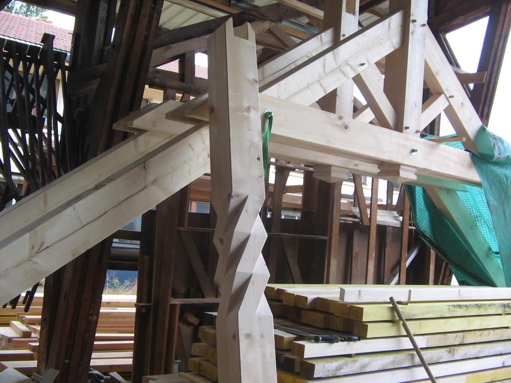 Gros plan sur un détail de la charpente en bois.