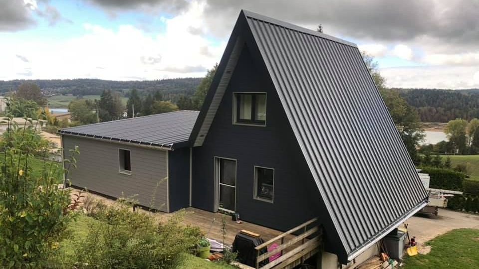 Une maison atypique avec une toiture en pente