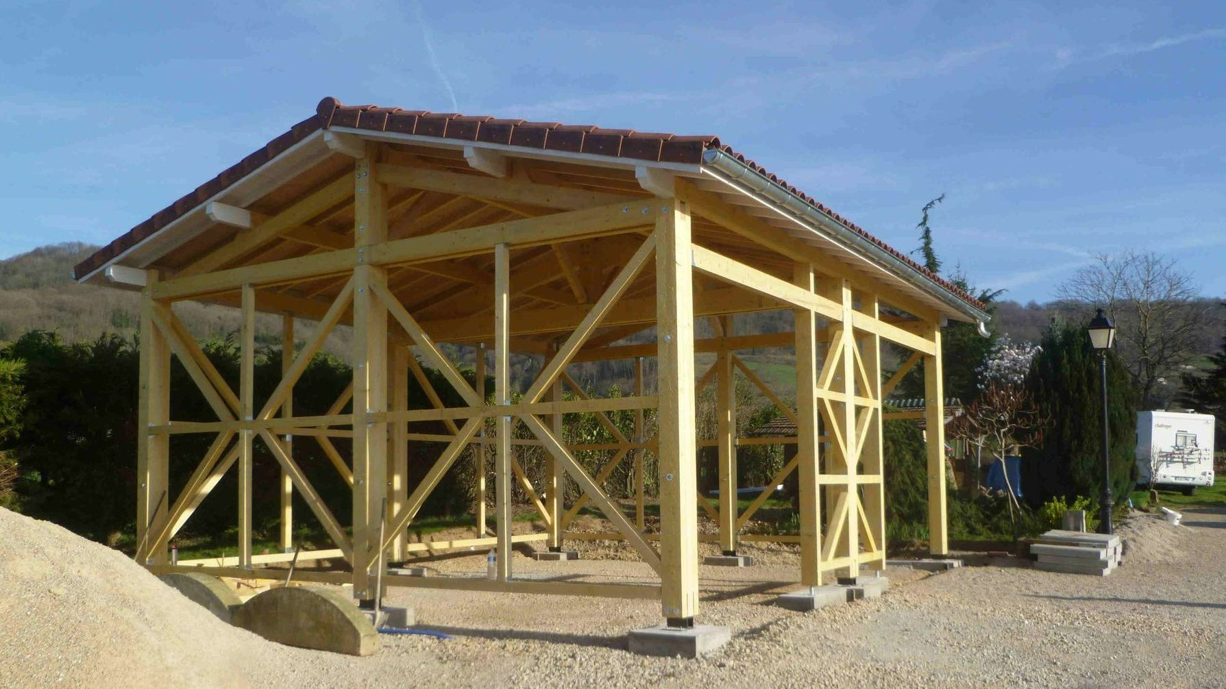Création d'un bâtiment à ossature bois et pose d'une couverture en tuiles.