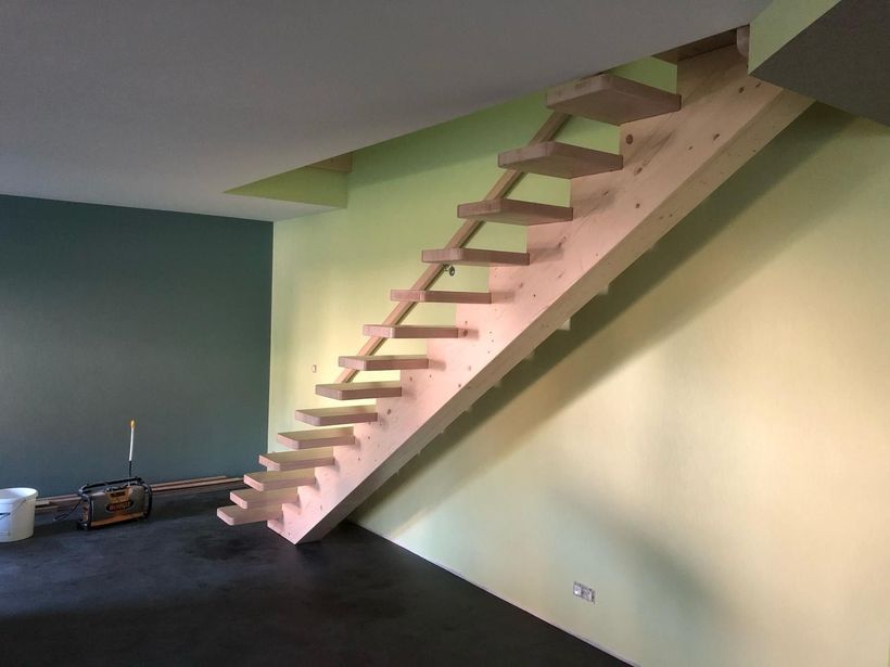 Un escalier avec la structure et les marches en bois.