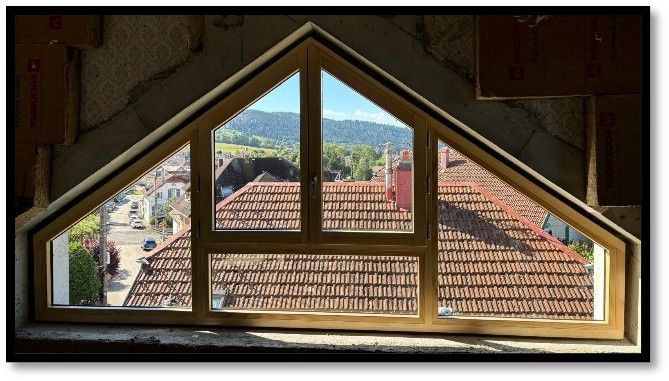 Une fenêtre avec le châssis triangle.