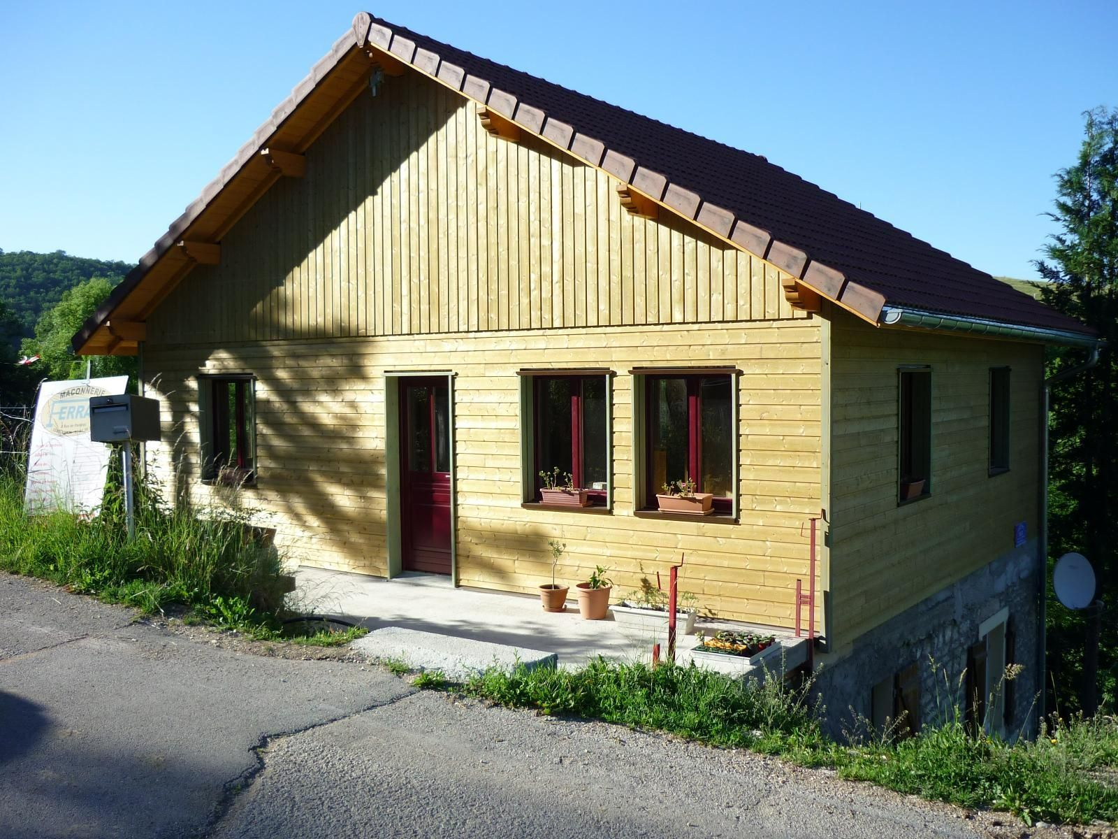 Maison à ossature bois avec les menuiseries extérieures.