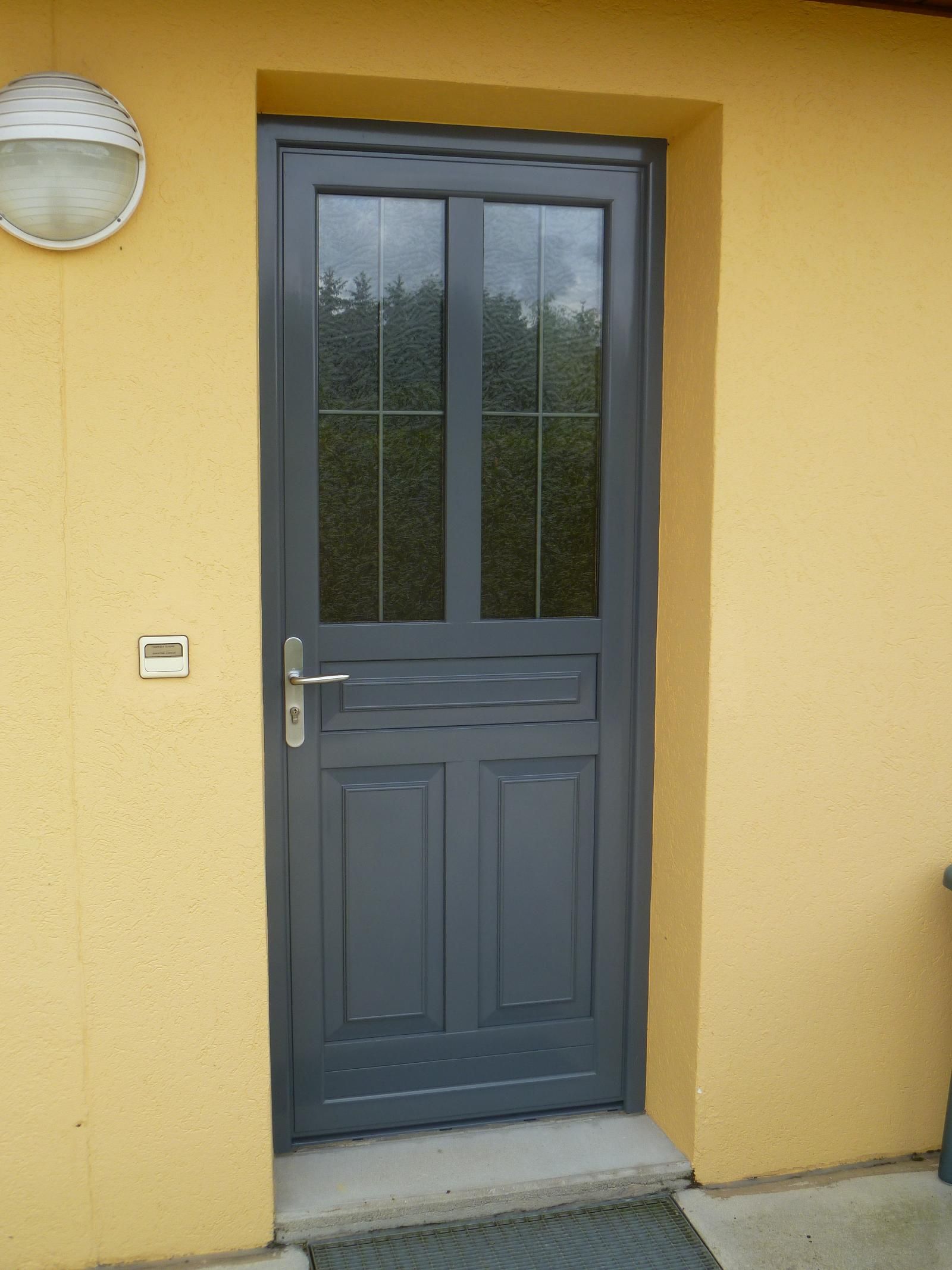 Porte d'entrée grise au style classique.