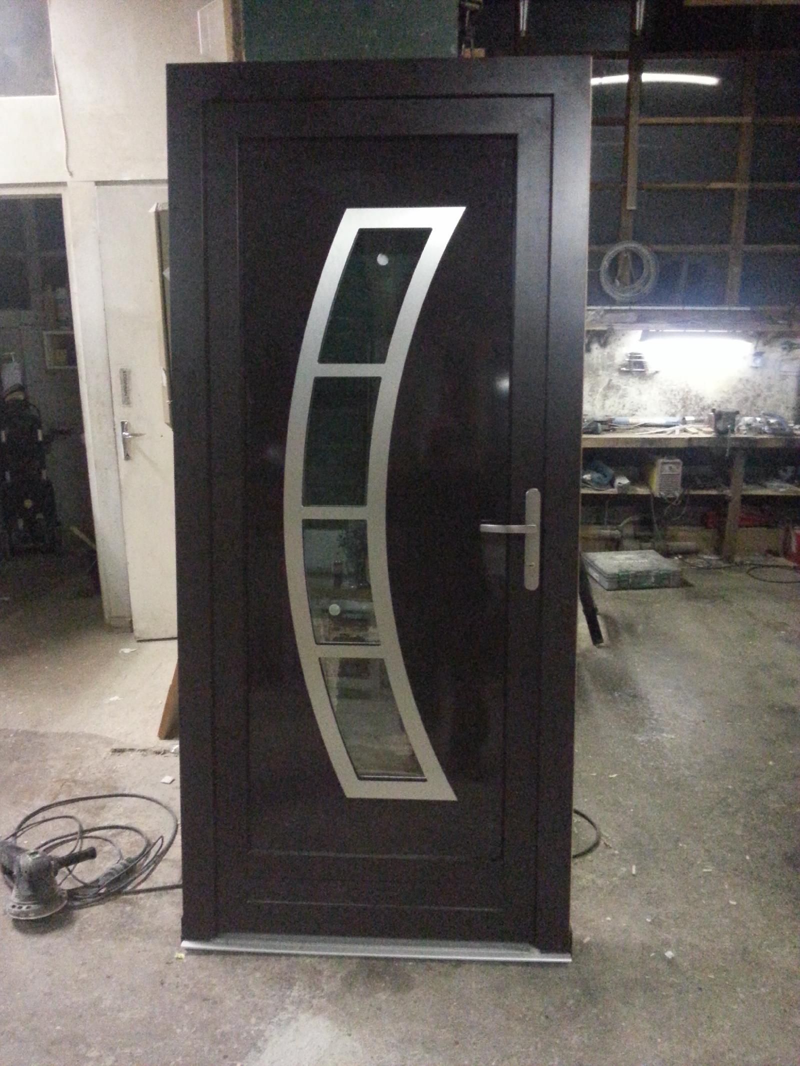 Porte d'entrée en exposition dans un atelier.