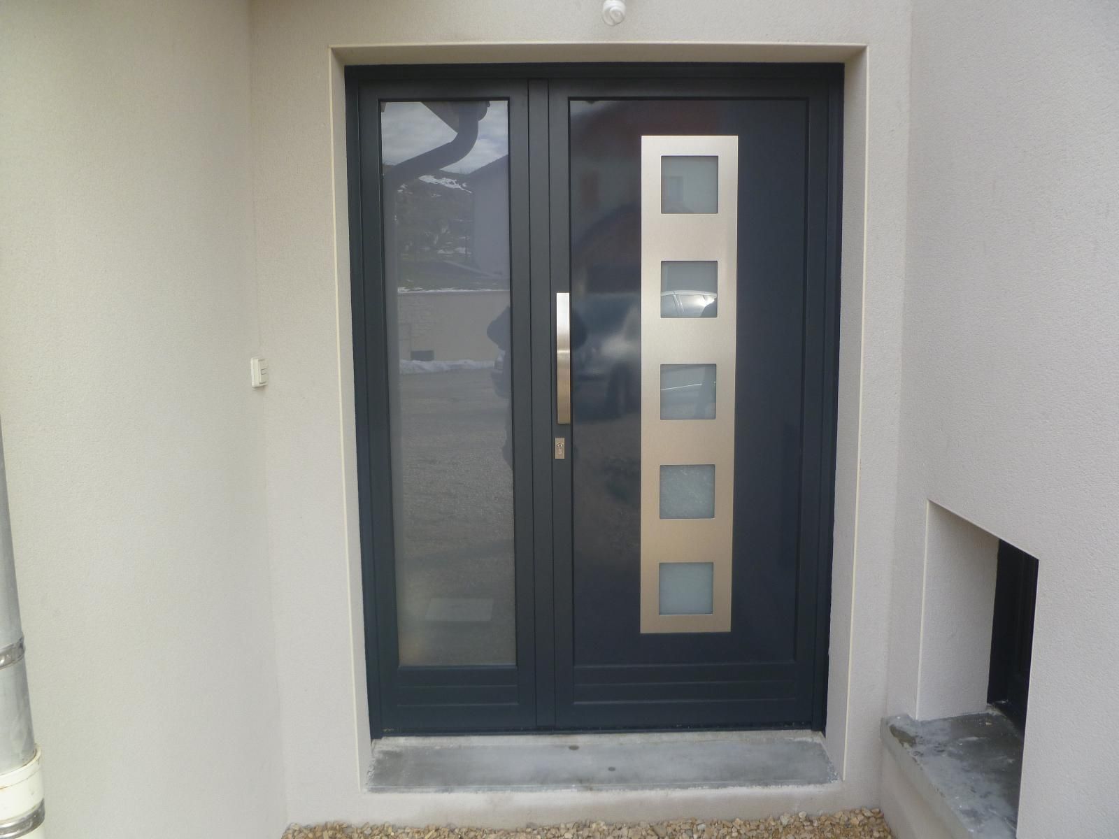 Porte d'entrée à deux vantaux avec vitrage.