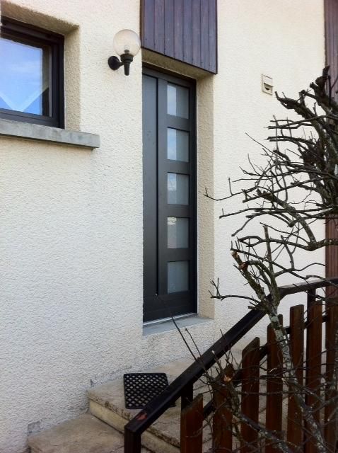 Un escalier qui mène vers une porte d'entrée.