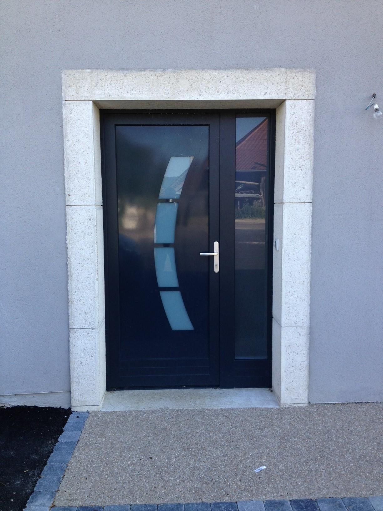 Porte d'entrée à deux vantaux.