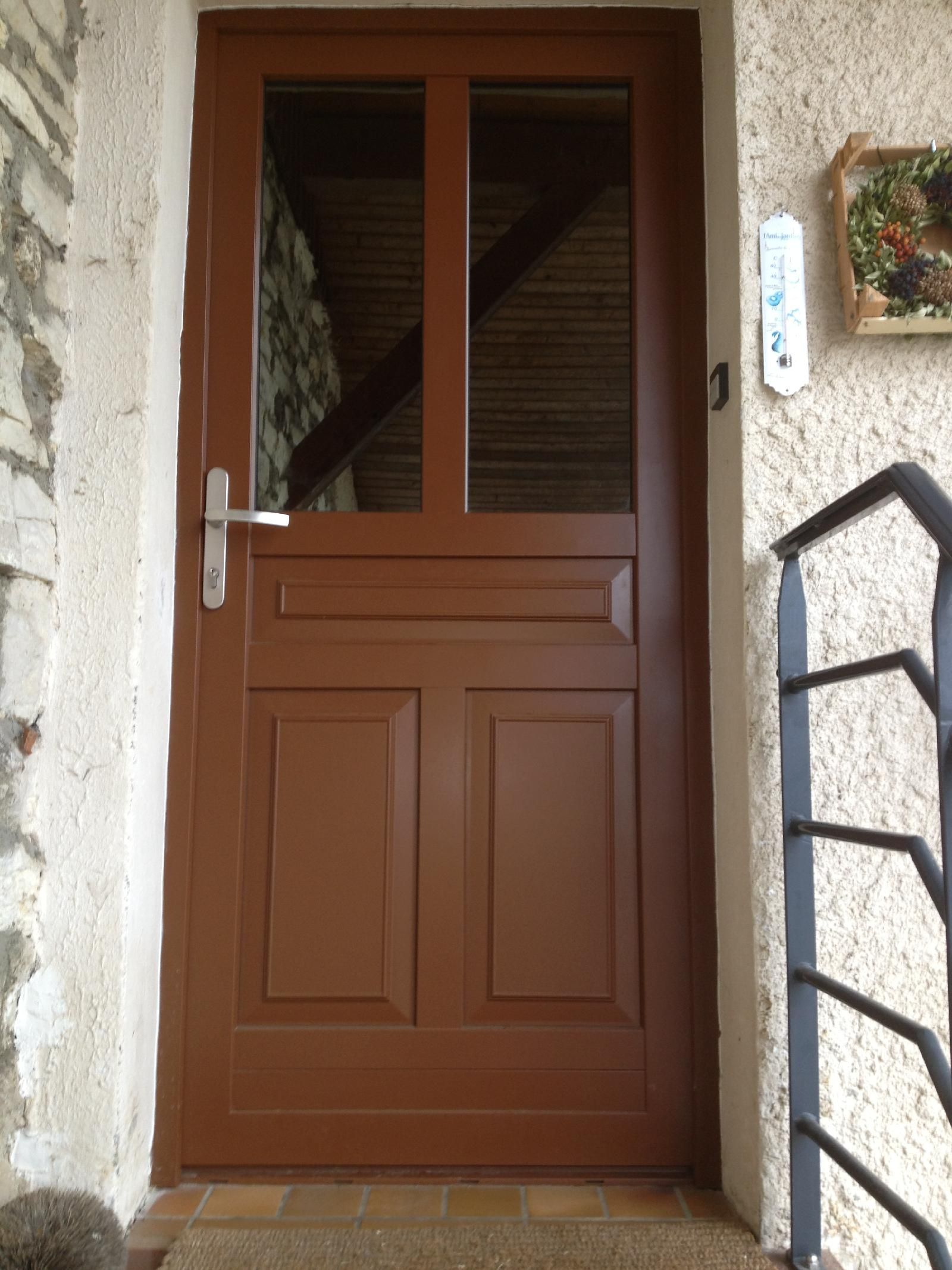 Porte d'entrée marron en bois.