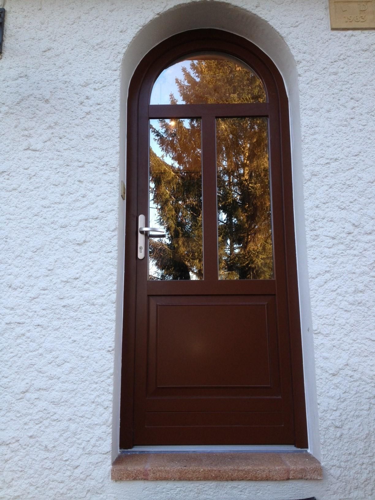 Porte d'entrée en bois arrondie.