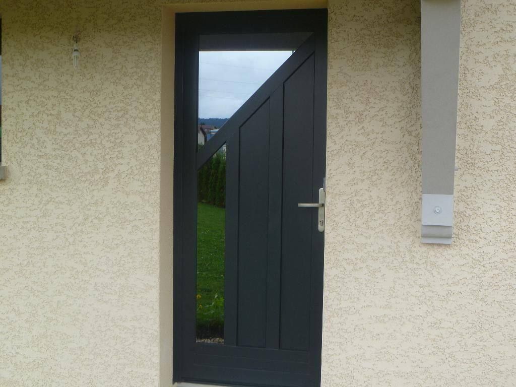 Porte en aluminium avec des vitrages.