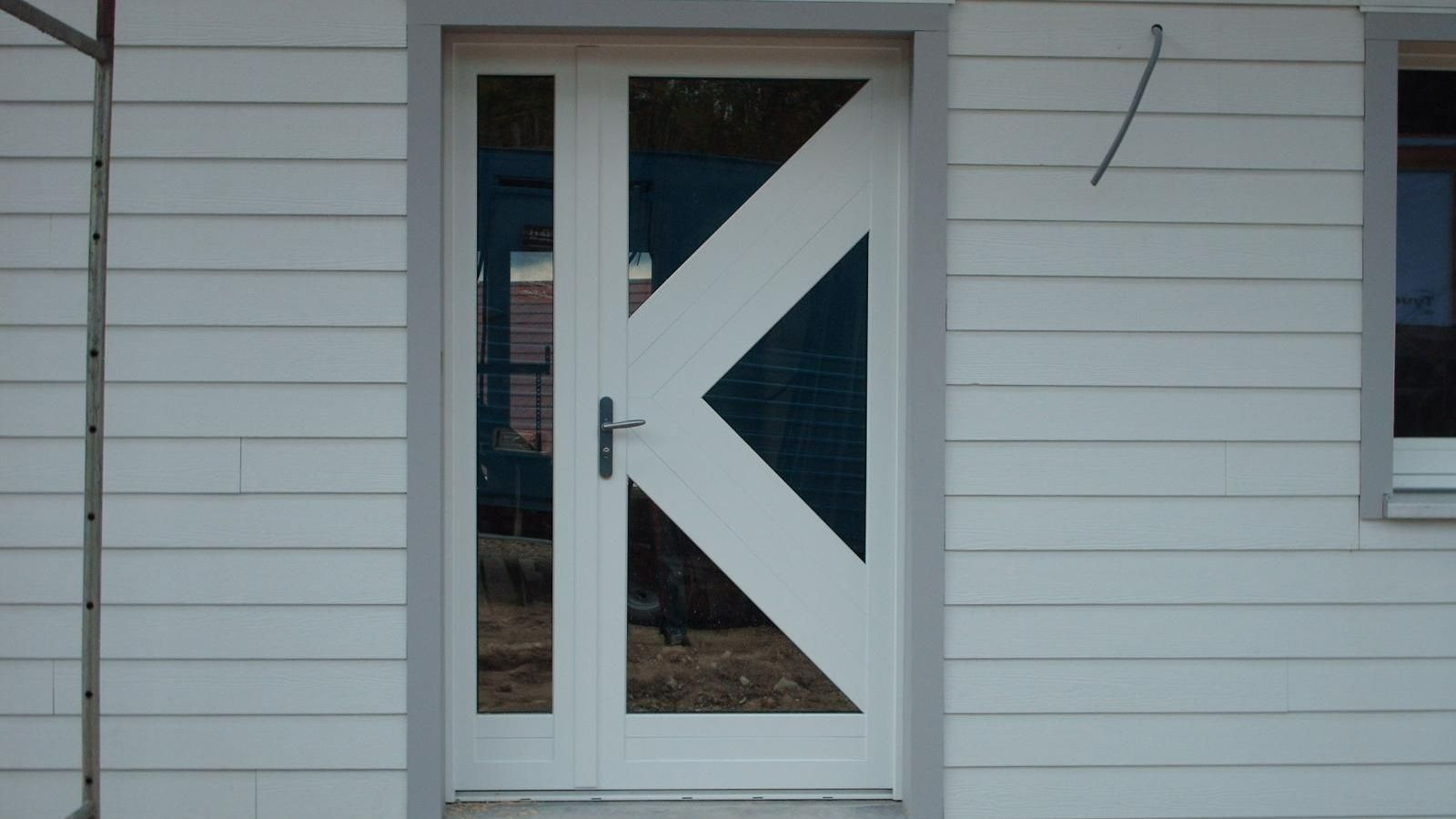 Porte d'entrée blanche avec des vitres.