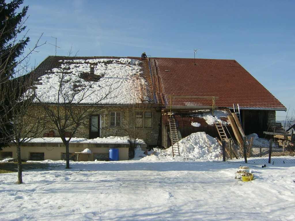 Chantier de rénovation de toiture en tuiles.