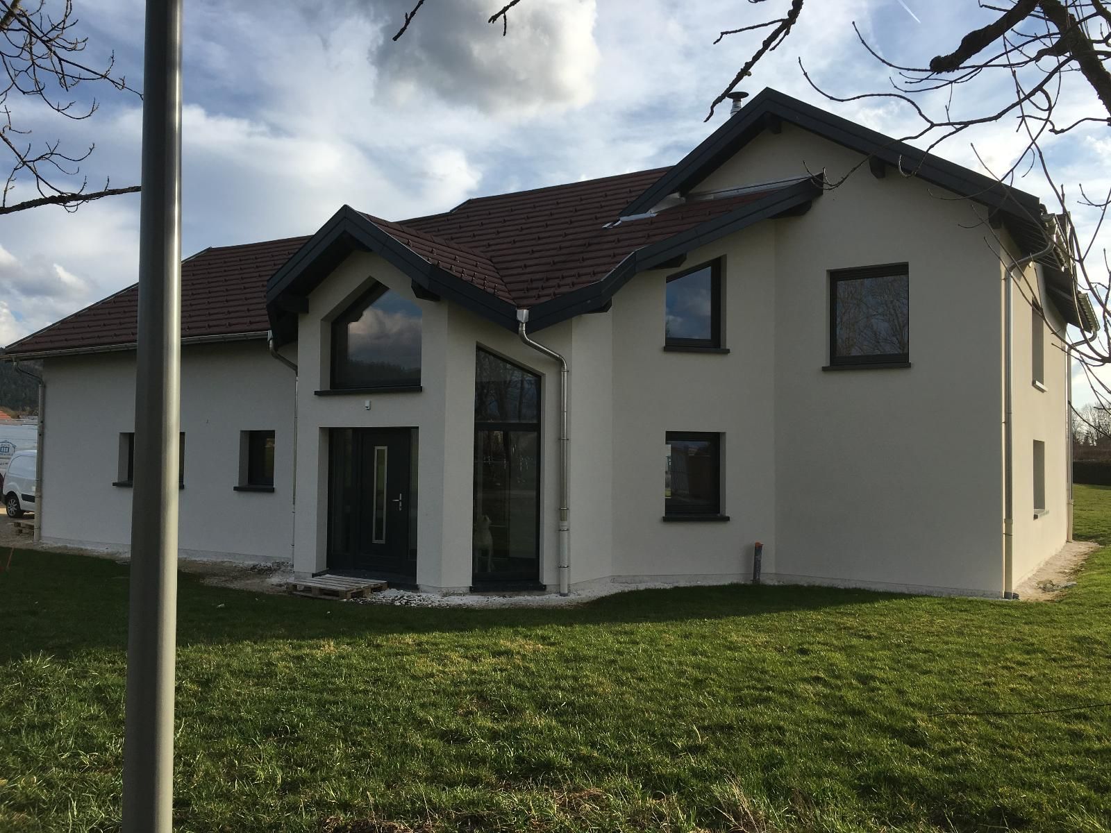 Une maison individuelle à étage avec des menuiseries en aluminium.