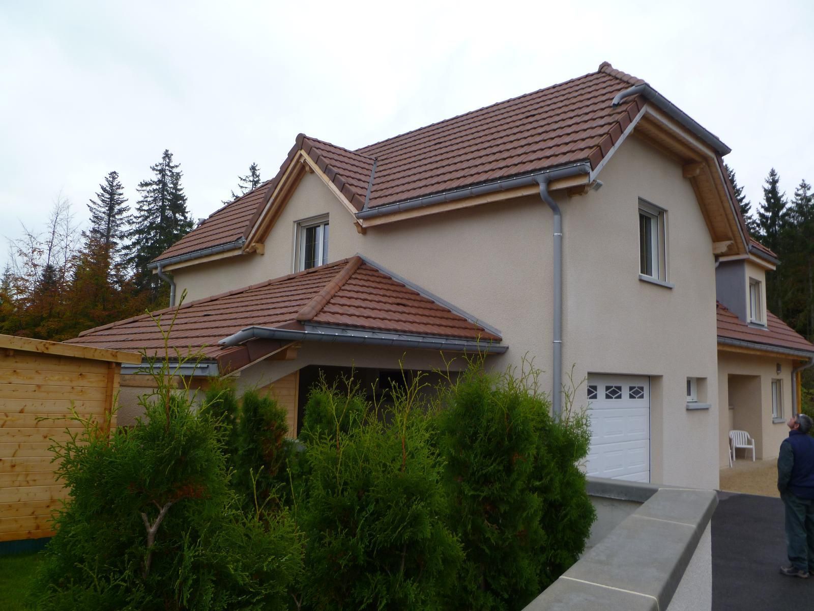 Maison moderne avec une toiture en tuiles.