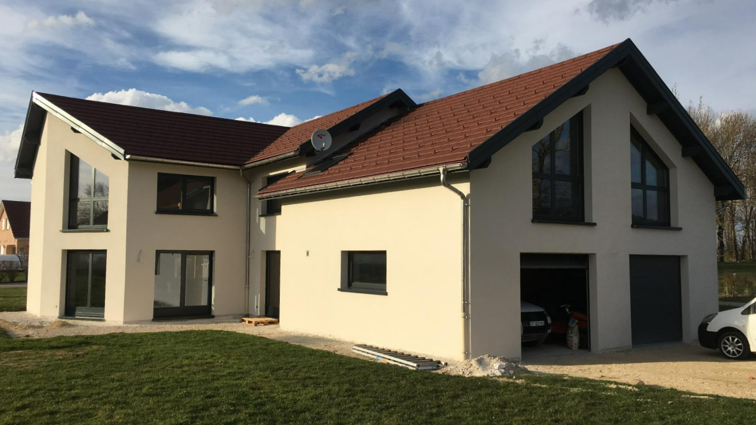 Maison individuelle avec des menuiseries en aluminium.