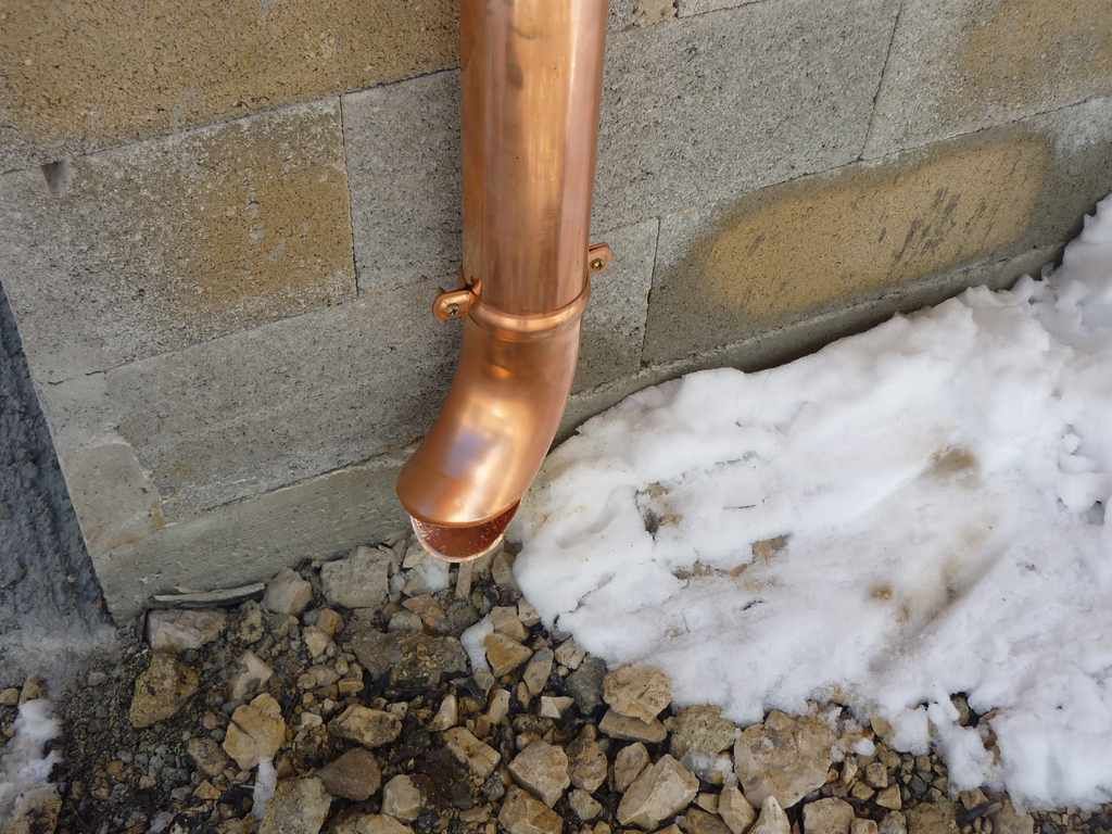 Gros plan sur une partie d'une descente d'eau.