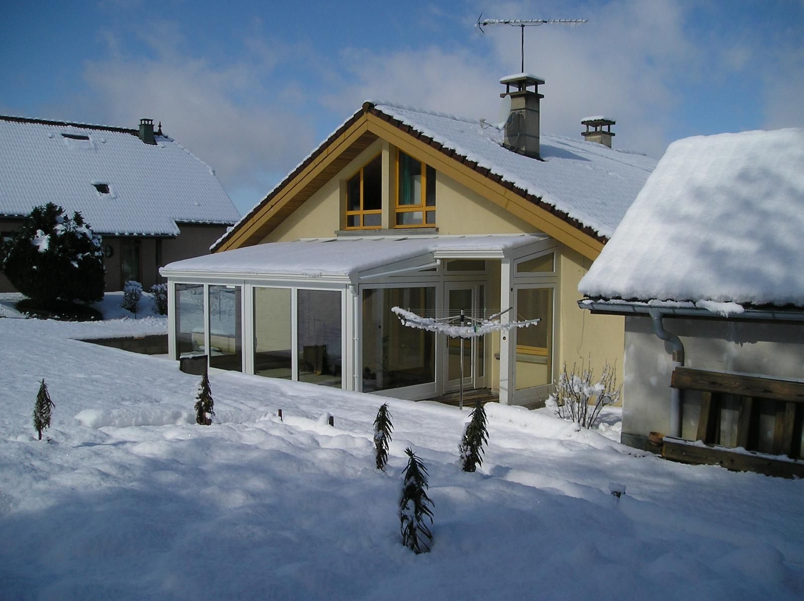 Vue sur une maison de plain-pied avec une véranda.