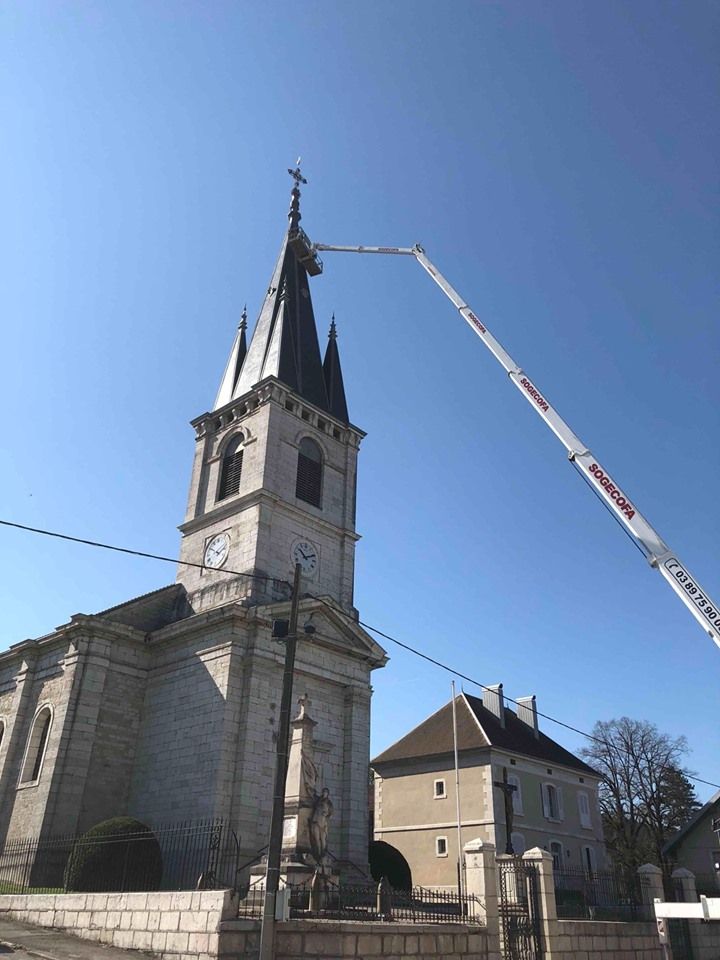 Pose de zinguerie dans une église.