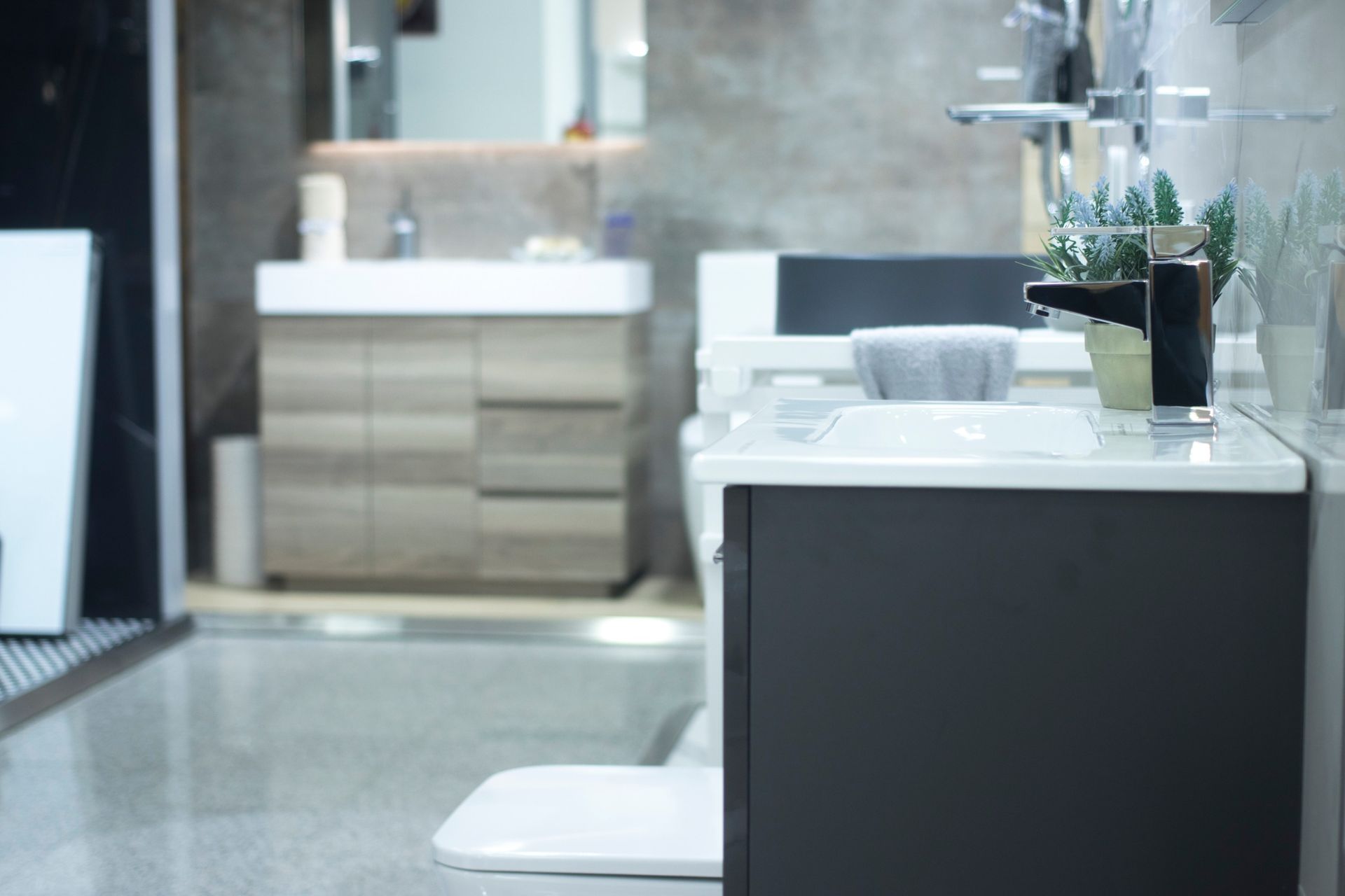 Un baño con lavabo, inodoro y espejo.