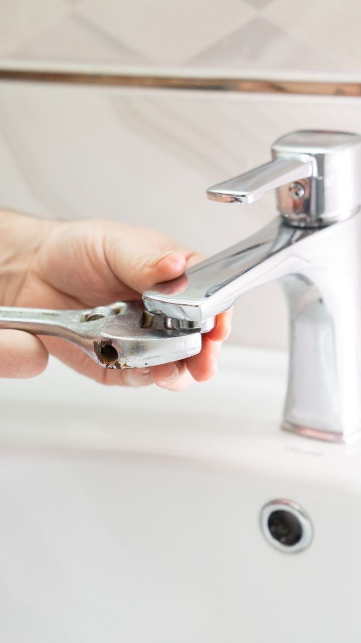 Un baño con lavabo, inodoro y espejo.
