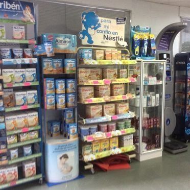 Estantes con fórmula para bebés y otros productos en una tienda.