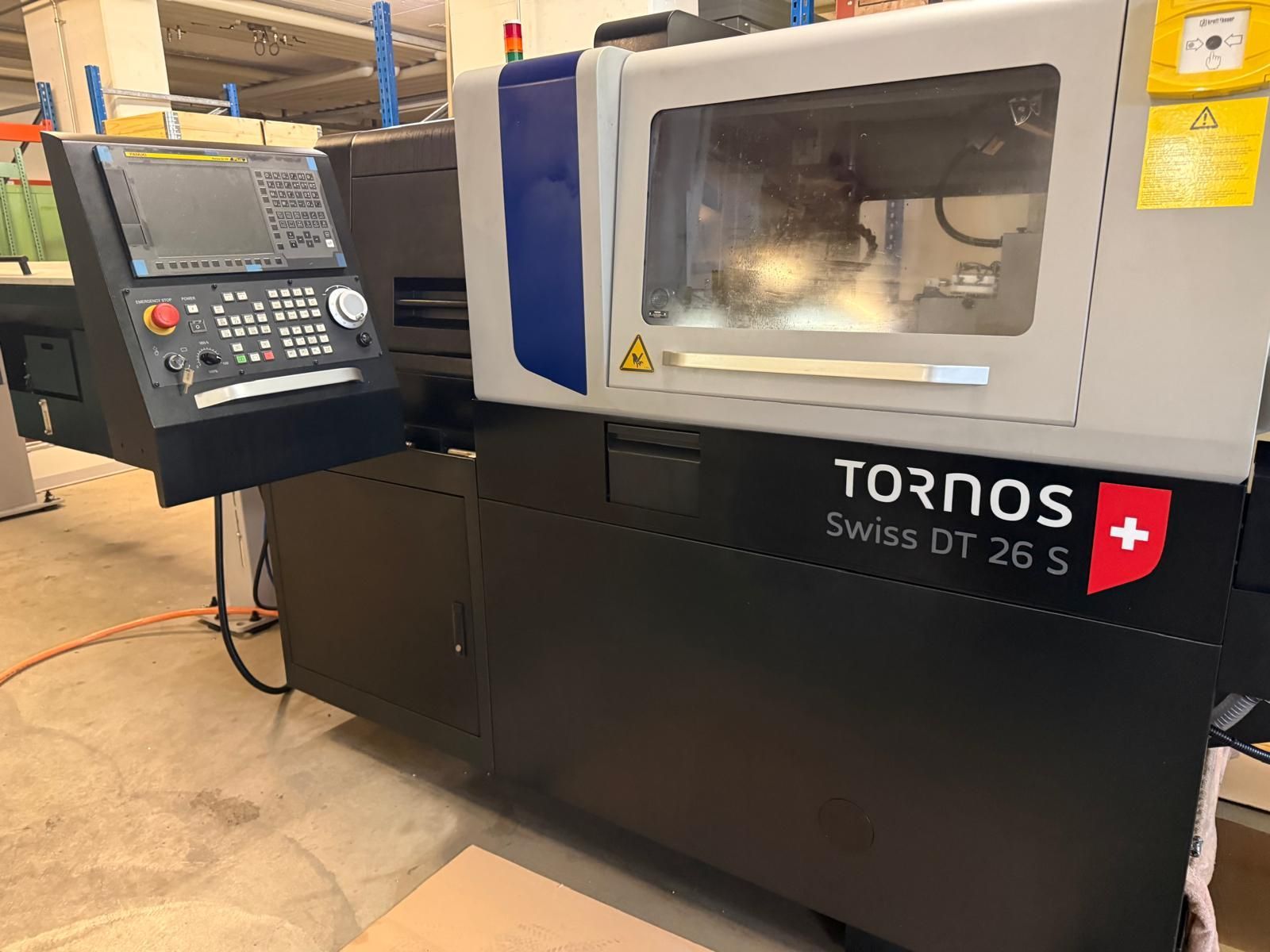 Nahaufnahme eines aufgeschnittenen Autogetriebes mit silbernen und goldenen Zahnrädern und Wellen.