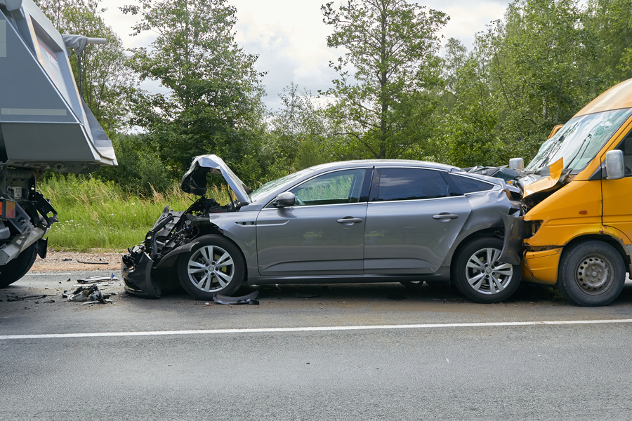 Voiture accidentée entre deux véhicules
