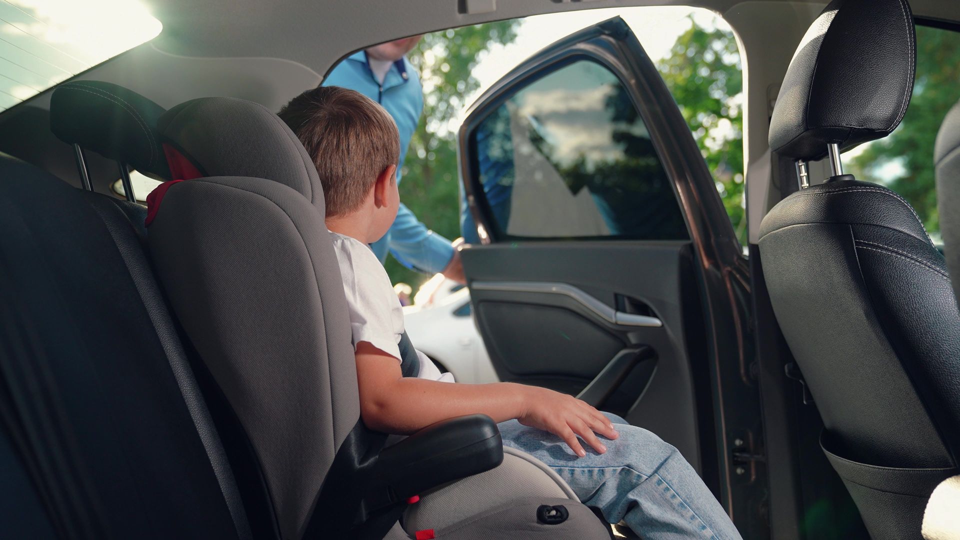 Un enfant dans un siège auto