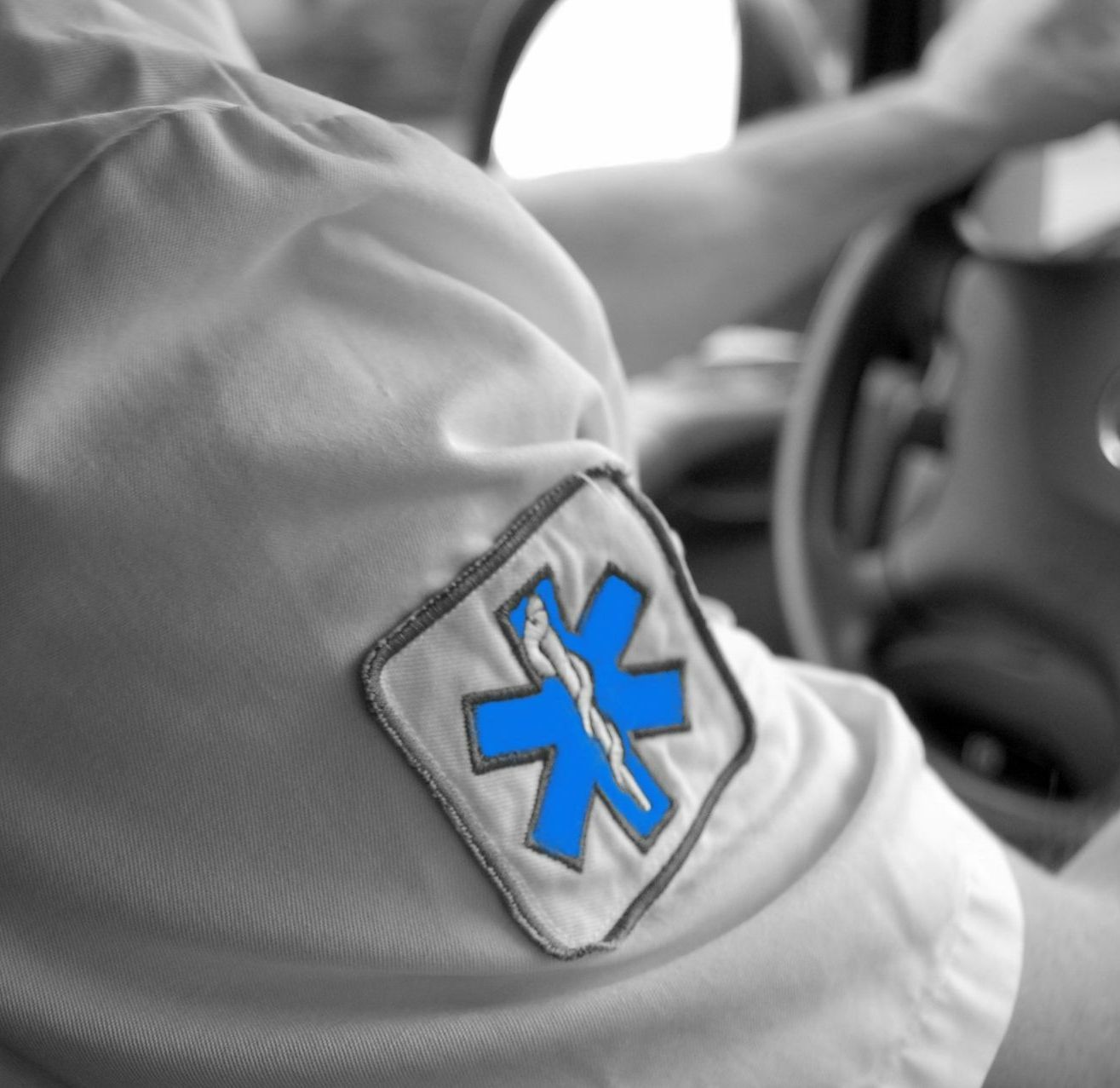 Logo d'une ambulance sur la manche d'un uniforme