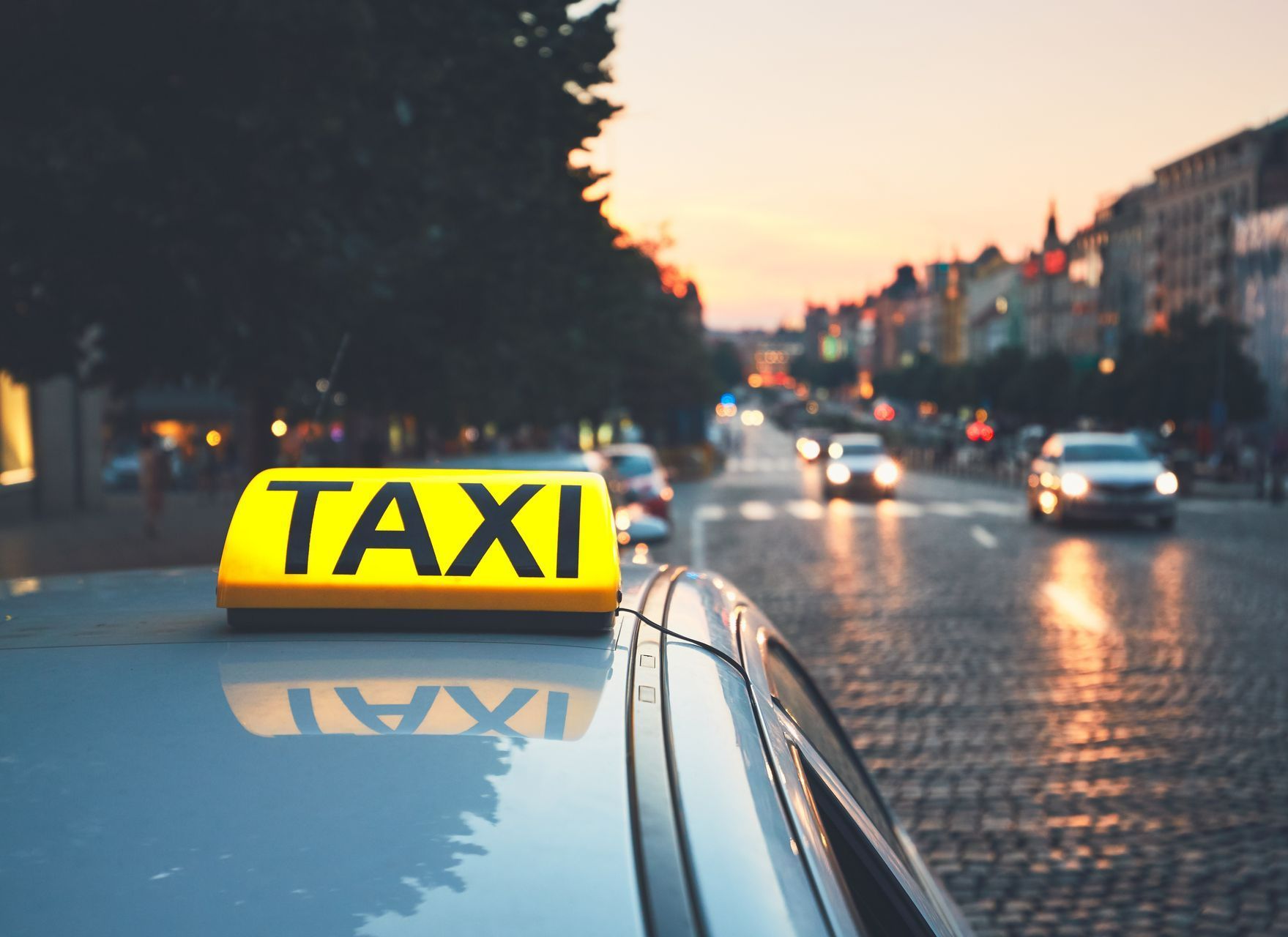 Un taximètre sur le toit d'un taxi