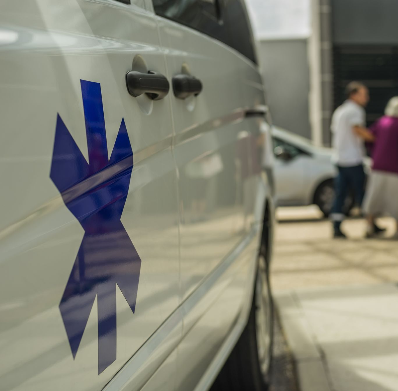 Le logo d'une ambulance sur la carrosserie d'un véhicule