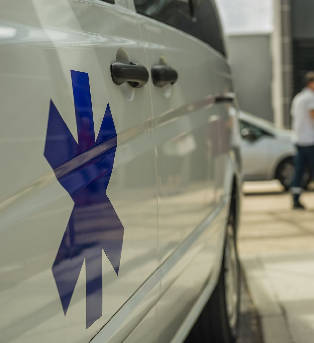 Le logo des ambulances sur une voiture