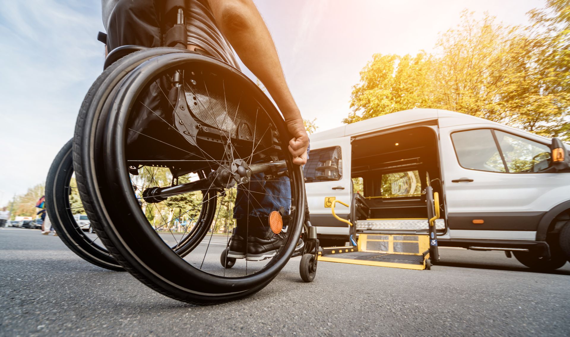Une personne en fauteuil roulant et une voiture équipée