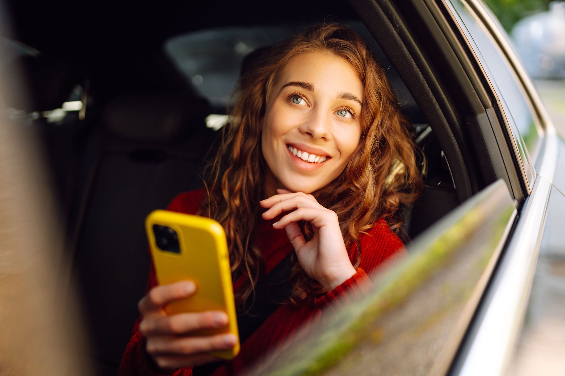 Une femme qui regarde par la fenêtre d'une voiture