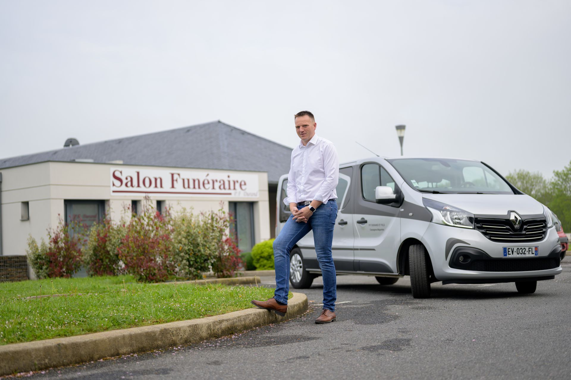 M. Durand devant le salon funéraire de Cassagnes Ambulance Durand
