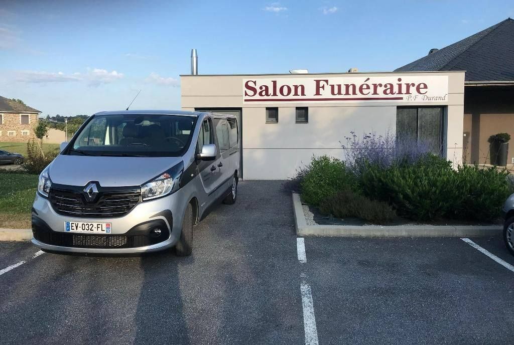 Un utilitaire devant un salon funéraire