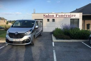 Un véhicule funéraire garé devant le salon funéraire