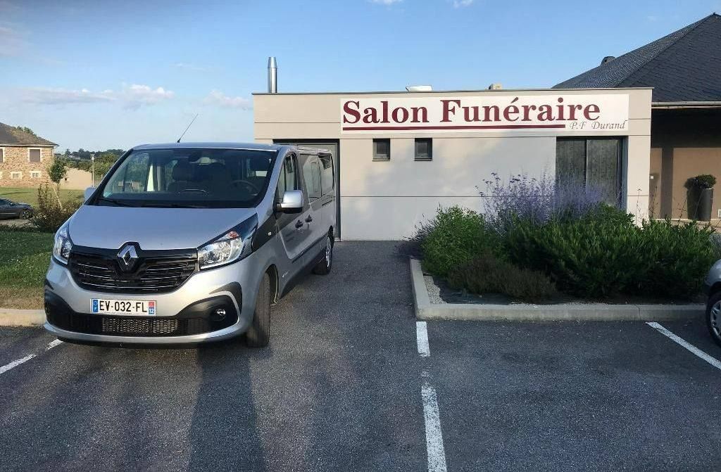 Le salon funéraire et son véhicule funéraire