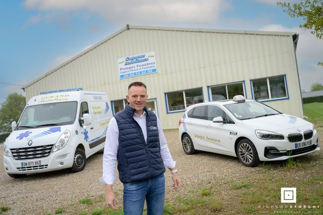 M. Durand devant les locaux de Cassagnes Ambulance Durand