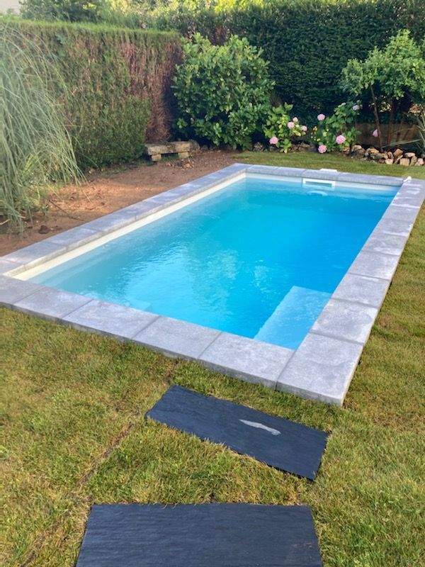 Tour de piscine en dalles grises