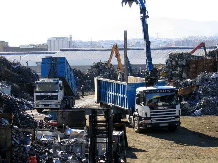 Un camión Volvo está siendo cargado con chatarra.
