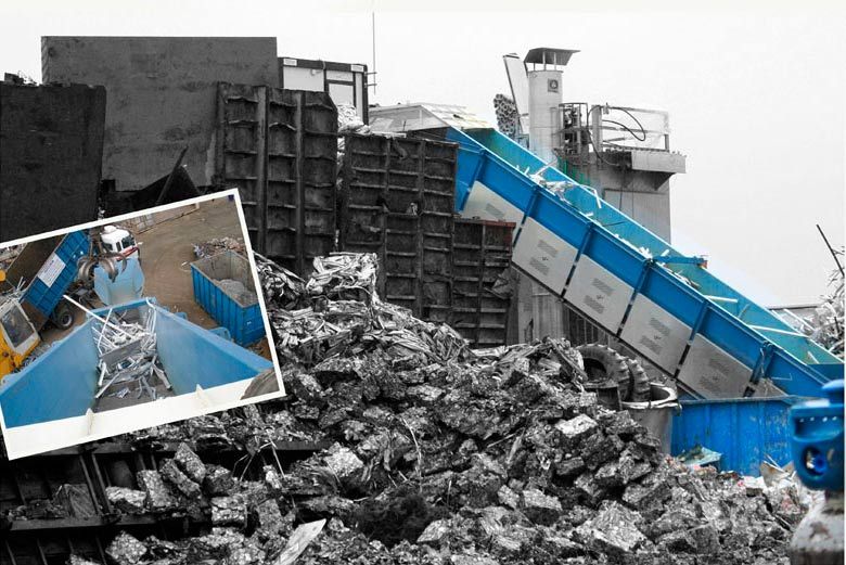 Se está cargando un montón de escombros en una cinta transportadora.