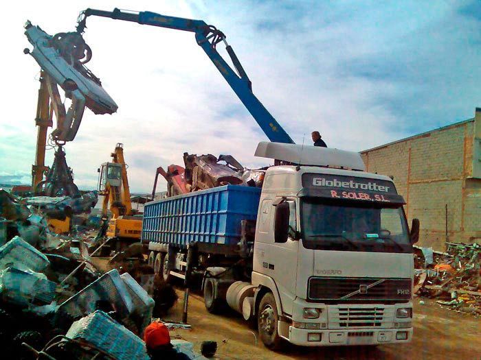 Un camión Volvo está siendo cargado con chatarra.