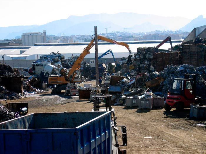 Se está cargando una gran pila de chatarra en un camión.