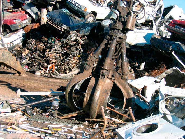 Un montón de chatarra con una garra en el medio.