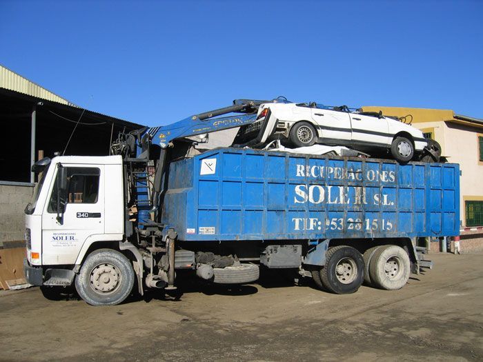 Un camión azul con la palabra solei en él.
