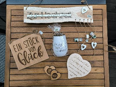 Ein Holztisch mit einer Vielzahl von Schildern und Dekorationen darauf.